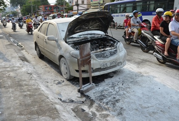 Đang bon bon trên đường, xe ô tô phát cháy ảnh 1