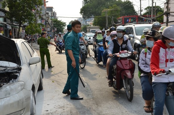 Đang bon bon trên đường, xe ô tô phát cháy ảnh 2