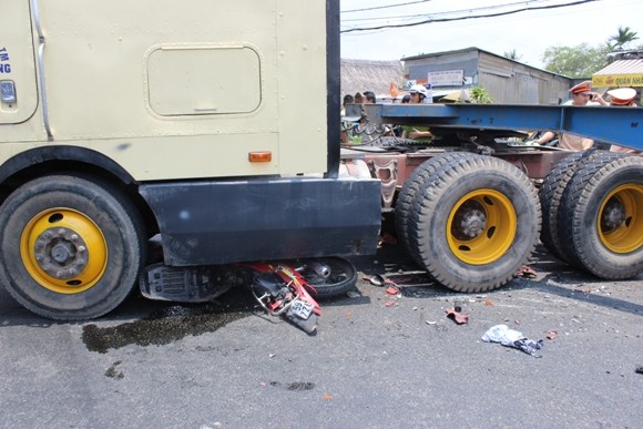Nam thanh niên bị xe container cán nát 2 chân ảnh 1