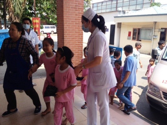 Hơn 50 học sinh tiểu học nhập viện sau bữa ăn trưa ảnh 1