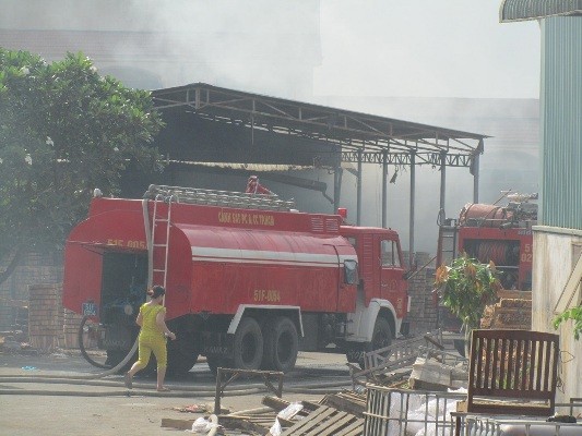 “Bà hỏa” viếng thăm xí nghiệp chế biến gỗ lúc sáng sớm ảnh 1
