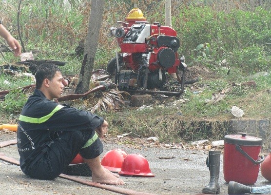 “Bà hỏa” viếng thăm xí nghiệp chế biến gỗ lúc sáng sớm ảnh 3