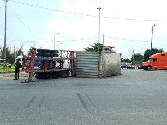 Xe đầu kéo rẽ né trạm cân, lật chỏng chơ trên đường ảnh 1