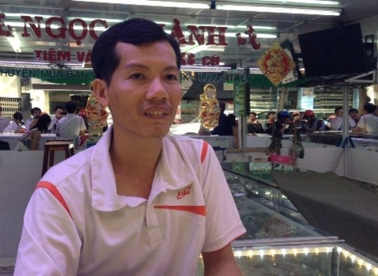 Cầm đá xanh đập tủ kính, cướp tiệm vàng ảnh 2