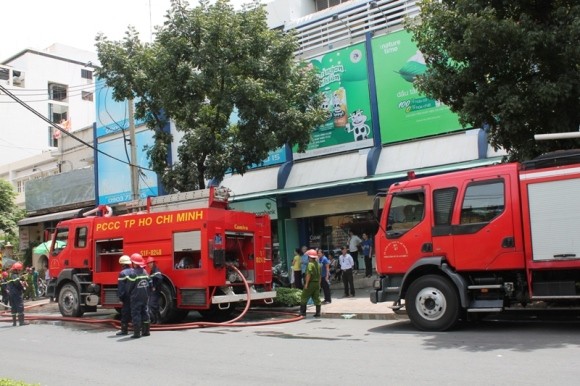 Cháy kho hàng siêu thị giữa trung tâm TP.HCM ảnh 1