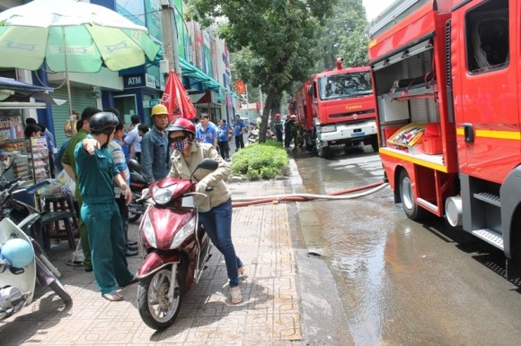 Cháy kho hàng siêu thị giữa trung tâm TP.HCM ảnh 2