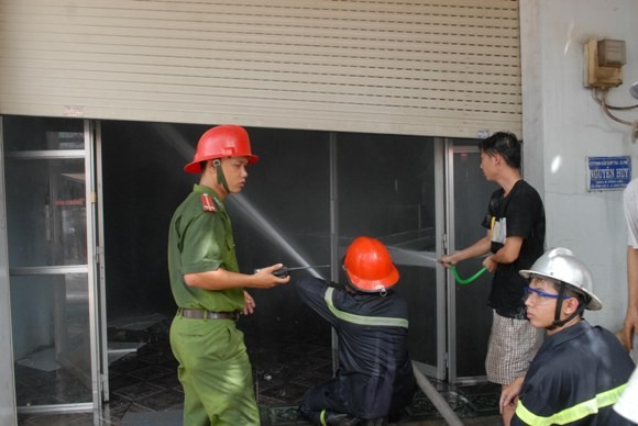 TP.HCM: Cháy lớn tại công ty may, hàng trăm công nhân tháo chạy ảnh 1