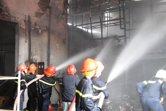 TP.HCM: Cháy lớn tại công ty may, hàng trăm công nhân tháo chạy ảnh 2