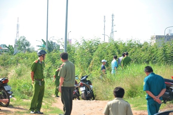 Thi thể người đàn ông trong bụi cỏ, nghi bị cắt cổ ảnh 1