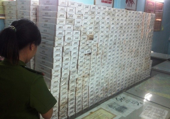 Tập kích “ổ” thuốc lá lậu, hai công an bị thương ảnh 1