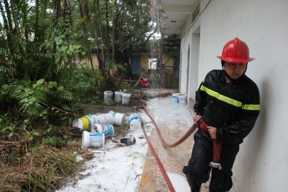 Lửa bao trùm công ty, 5 tấn sơn bị thiêu rụi ảnh 3