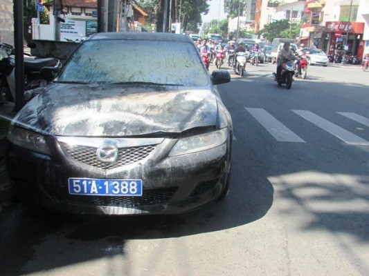 Ô tô công vụ biển xanh bốc cháy ngùn ngụt trên phố ảnh 1