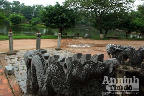 Sự thật về tảng đá khoác xiêm y hơn hai nghìn năm ảnh 6