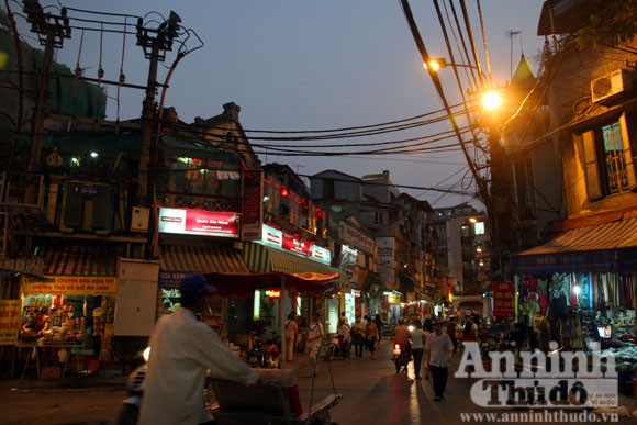 Ẩn ý chuyện "đổi gái lấy cà phê" ảnh 2