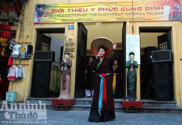 “Mời trầu” loan phượng giữa… phố ảnh 1