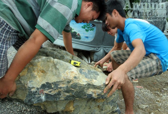 “Phù phép” biến đá nhỏ thành đại thạch kiểng ảnh 1