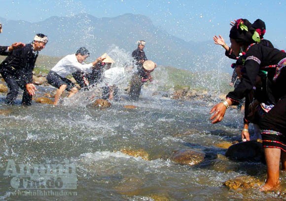 “Hút hồn” những nụ cười từ miệng răng đen ảnh 1