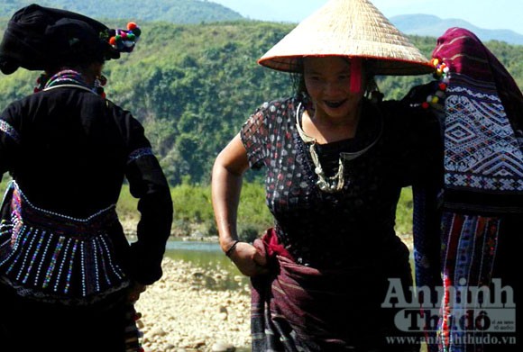 “Hút hồn” những nụ cười từ miệng răng đen ảnh 4