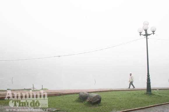 Sương mù dày đặc phủ kín Hà Nội ảnh 9