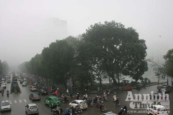 Sương mù dày đặc phủ kín Hà Nội ảnh 6