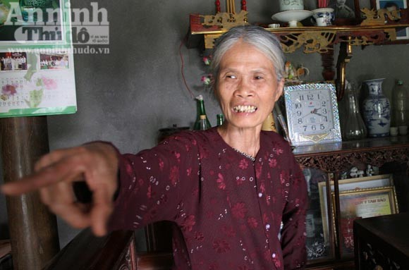 Bà già bắt kẻ cắp trong vườn cò ảnh 1