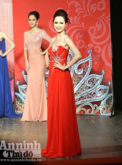 Thướt tha nhan sắc trong xiêm áo ảnh 1