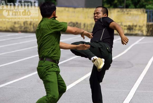 Diễn tập: Một chiến sỹ hạ gục "5 tên cờ bạc chuyên nghiệp có súng ngắn" ảnh 3