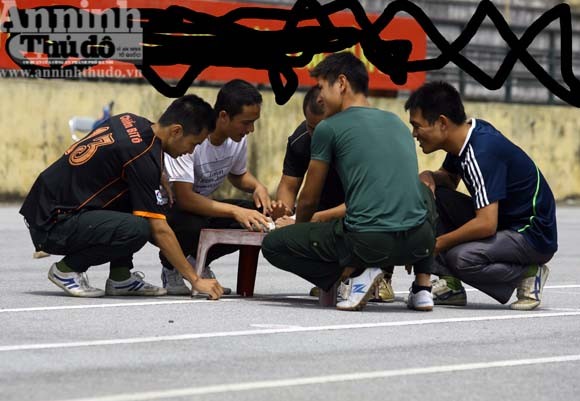 Diễn tập: Một chiến sỹ hạ gục "5 tên cờ bạc chuyên nghiệp có súng ngắn" ảnh 1
