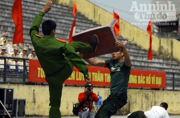 Diễn tập: Một chiến sỹ hạ gục "5 tên cờ bạc chuyên nghiệp có súng ngắn" ảnh 7