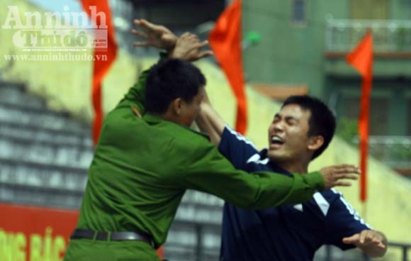 Diễn tập: Một chiến sỹ hạ gục "5 tên cờ bạc chuyên nghiệp có súng ngắn" ảnh 9