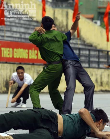 Diễn tập: Một chiến sỹ hạ gục "5 tên cờ bạc chuyên nghiệp có súng ngắn" ảnh 10