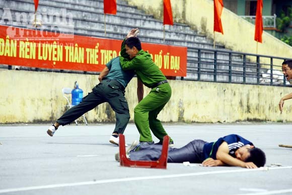 Diễn tập: Một chiến sỹ hạ gục "5 tên cờ bạc chuyên nghiệp có súng ngắn" ảnh 16