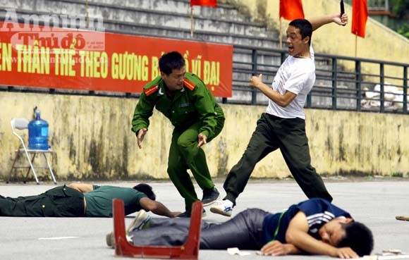 Diễn tập: Một chiến sỹ hạ gục "5 tên cờ bạc chuyên nghiệp có súng ngắn" ảnh 17