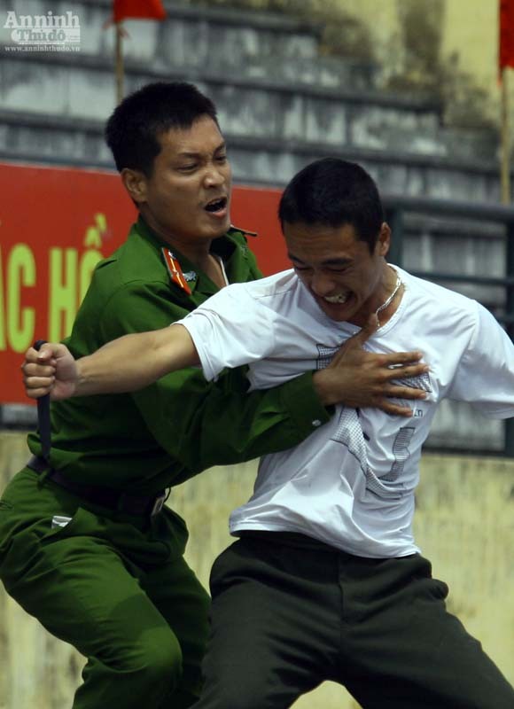 Diễn tập: Một chiến sỹ hạ gục "5 tên cờ bạc chuyên nghiệp có súng ngắn" ảnh 18