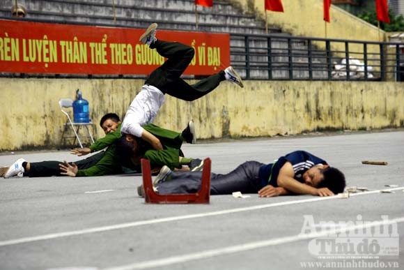 Diễn tập: Một chiến sỹ hạ gục "5 tên cờ bạc chuyên nghiệp có súng ngắn" ảnh 19