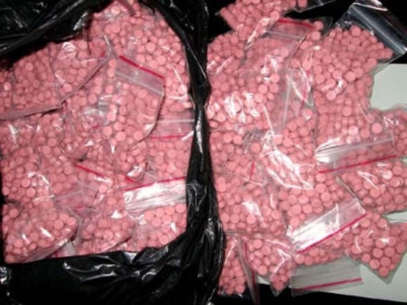 Triệt phá đường dây vận chuyển 2390 viên ma túy tổng hợp ảnh 1