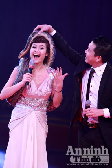 Người đẹp dẫn chương trình với trăn... tinh ảnh 2