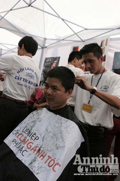 Cùng hội ngộ, trổ tài “đè đầu, vít cổ” người không quen biết ảnh 5