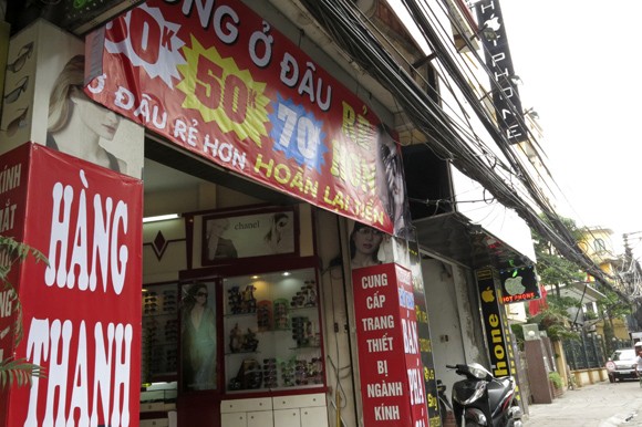 Shop sang trọng đồng loạt đóng cửa vì kinh tế suy thoái ảnh 10