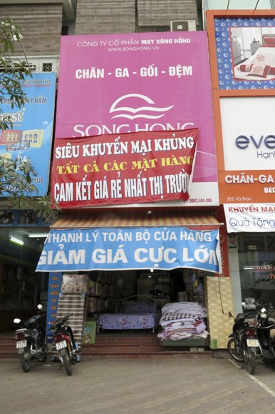 Shop sang trọng đồng loạt đóng cửa vì kinh tế suy thoái ảnh 13