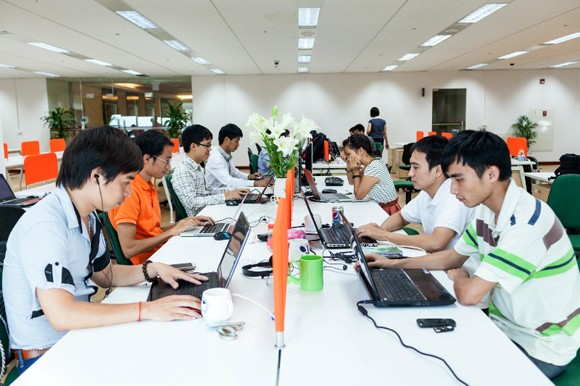 Miễn phí và tặng điện thoại khi khai thuế, hải quan qua mạng ảnh 1