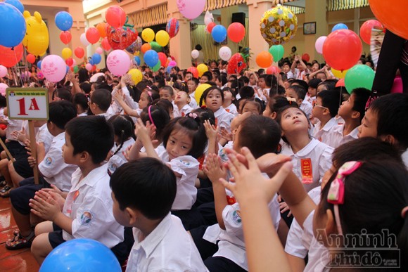 Trẻ ngộ nghĩnh trong ngày khai trường ảnh 7