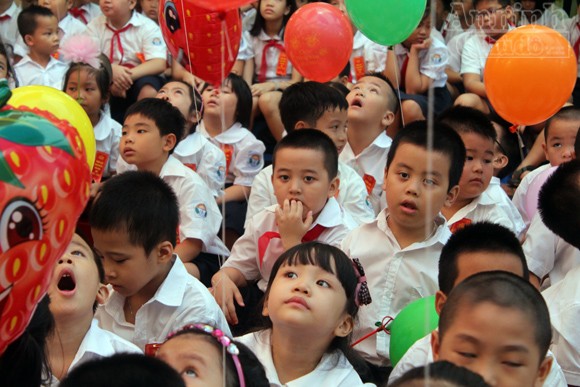 Trẻ ngộ nghĩnh trong ngày khai trường ảnh 8