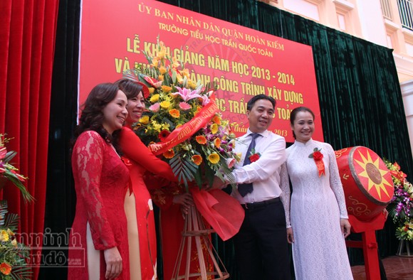 Trẻ ngộ nghĩnh trong ngày khai trường ảnh 1