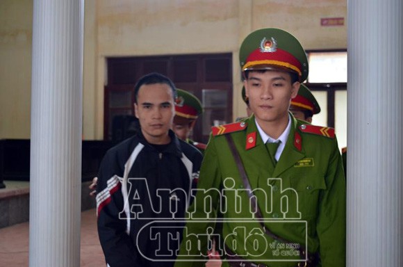 Tội nghiệp bé gái bị gã hàng xóm hãm hiếp đau đớn ảnh 1