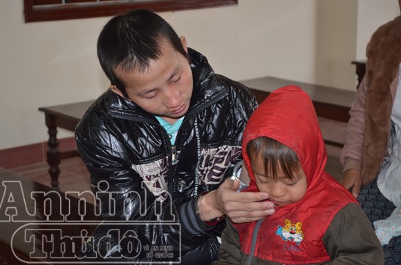 Rớt nước mắt nhìn cảnh cha con tại một phiên toà ảnh 2
