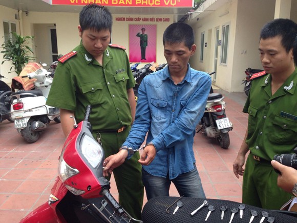 Cận mặt tên trộm dùng vam phá khóa xe máy ảnh 1