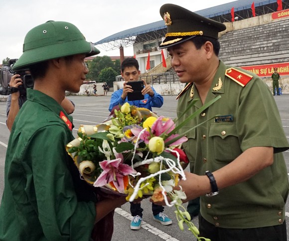 Giám đốc Công an Hà Nội chúc mừng tân binh lên đường nhập ngũ ảnh 1