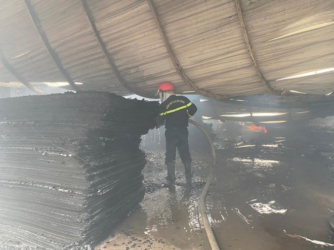 Cận cảnh kho xưởng hàng nghìn mét vuông bị hỏa hoạn gây sập đổ ảnh 1