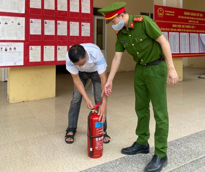 Chủ động kiểm tra công tác PCCC tại các điểm bầu cử ảnh 1